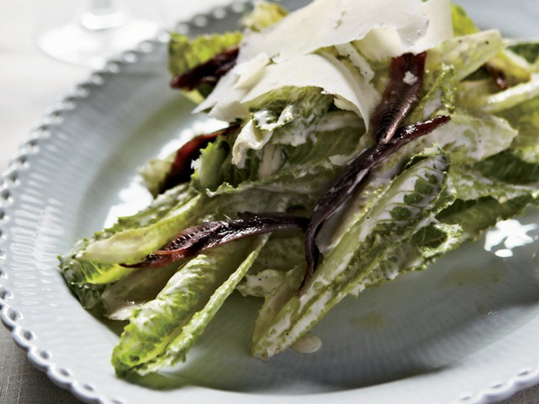 Garlicky Caesar salad