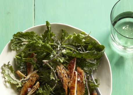 Garlicky cheezy kale & crispy chick'n salad