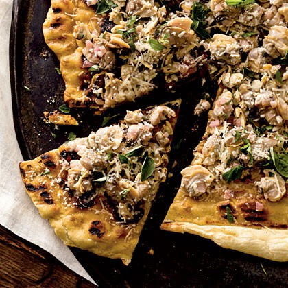 Garlicky clam grilled pizza