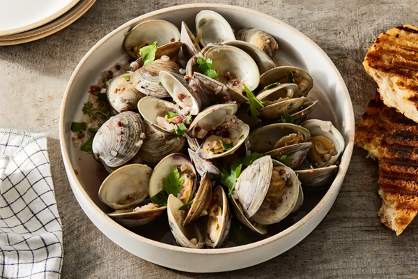 Garlicky clams in rosé