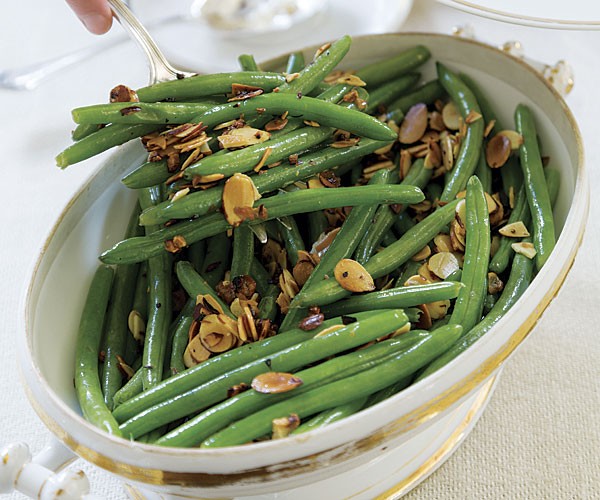 Garlicky green beans with almonds