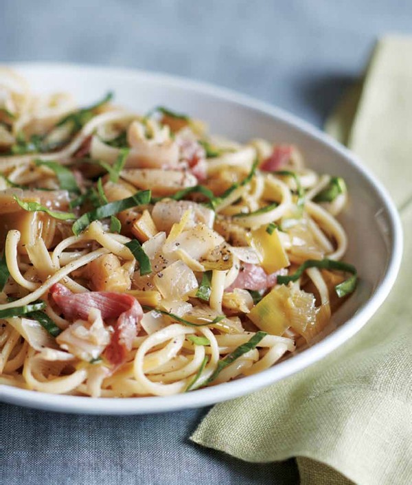 Garlicky leeks with linguine