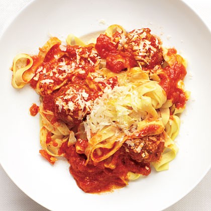 Garlicky meatball pasta