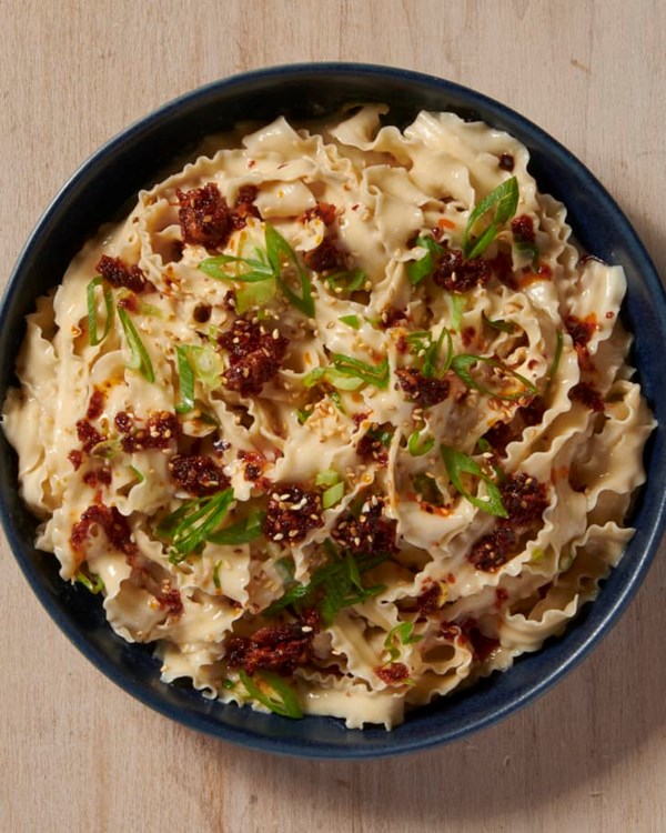 Garlicky miso-tahini noodles 