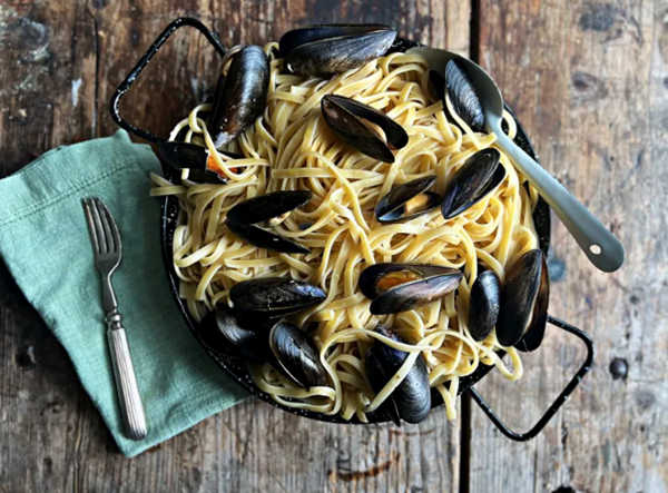 Garlicky mussels with pasta