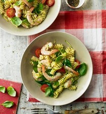 Garlicky prawn and courgette pasta