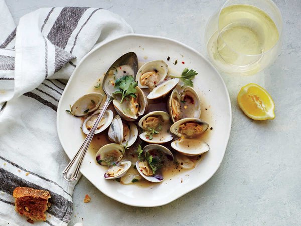 Garlicky steamed clams
