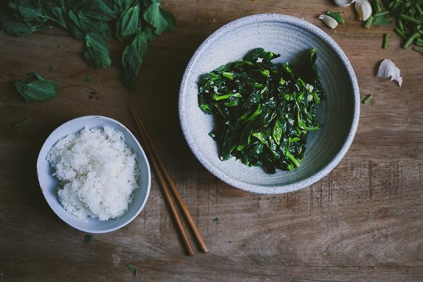 Garlicky stir-fried pea shoots (Da dou miao)