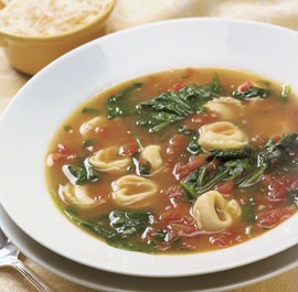 Garlicky tortellini, spinach & tomato soup