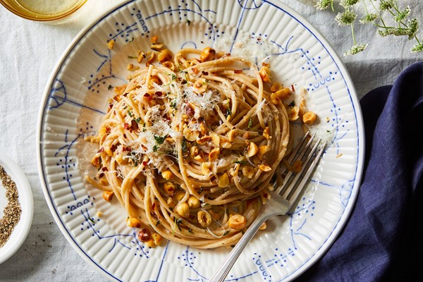  Garlicky whole-wheat pasta with fried hazelnuts 