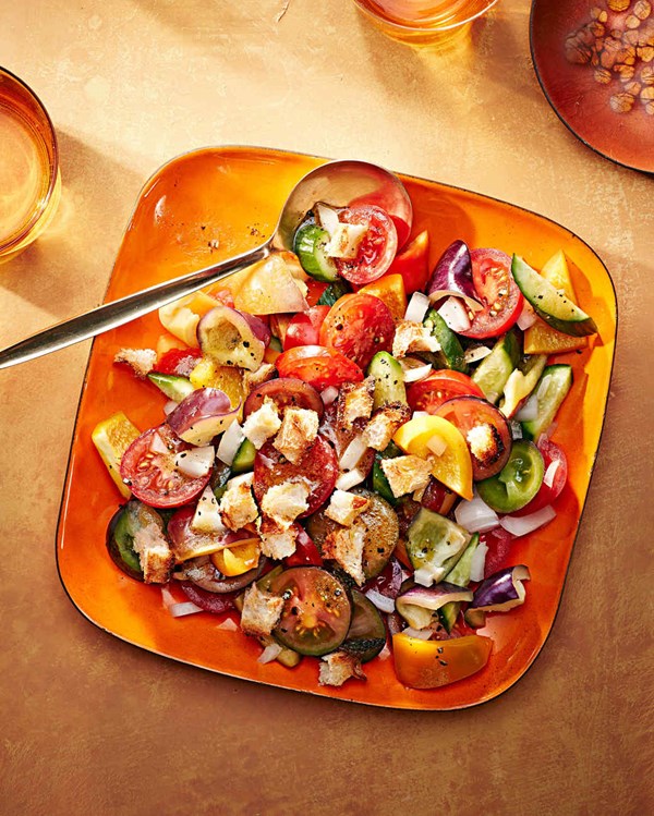 Gazpacho salad with croutons
