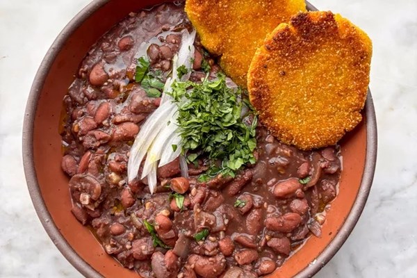 Georgian bean stew with mchadi cornbread (Lobio)