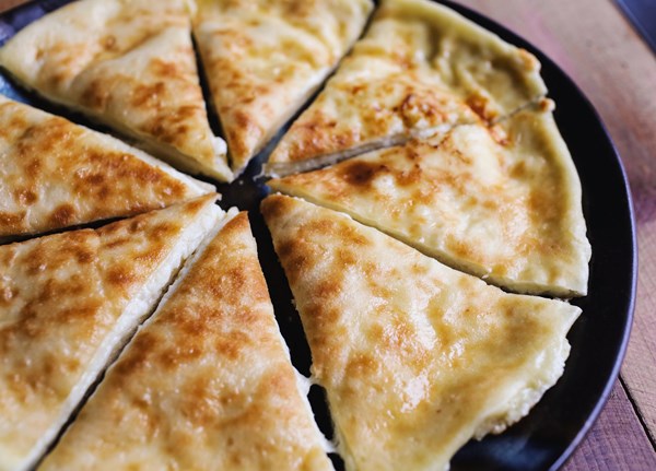 Georgian cheese bread (Imeruli khachapuri)