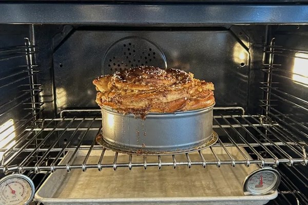 Giant apple-cinnamon roll cake