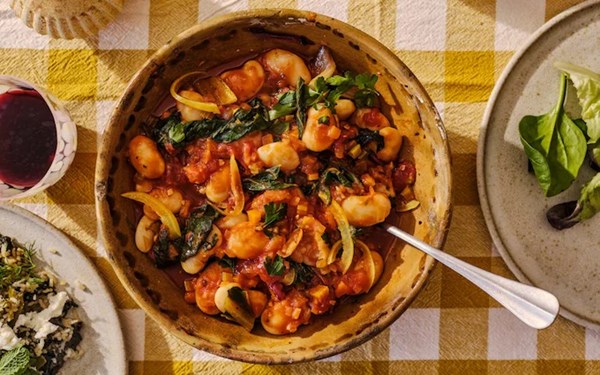 Giant beans with tomatoes, honey and herbs (Gigantes plaki)