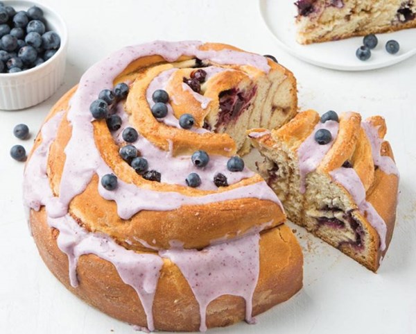 Giant blueberry bun [berry glaze]