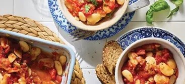 Giant lima beans stewed with tomatoes (Gigantes plaki)