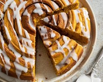 Giant pumpkin-masala chai sweet roll [sugar glaze]