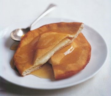 Giant ravioli with pecorino and honey (Sebasdas)