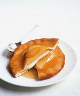 Giant ravioli with pecorino and honey (Sebadas)