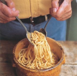 Giant spaghetti with onion and anchovy sauce (Bigoli in salsa di cipolle e acciughe)