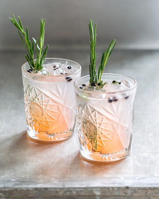 Gin and soda with pink grapefruit juice and elderberry