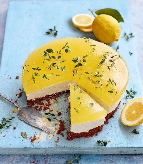 Gin and tonic cheesecake with raspberries