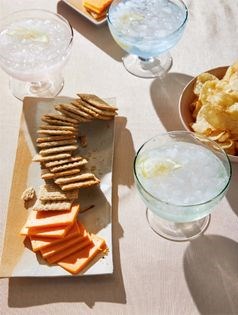 “Gin and tonicas” with salty snacks