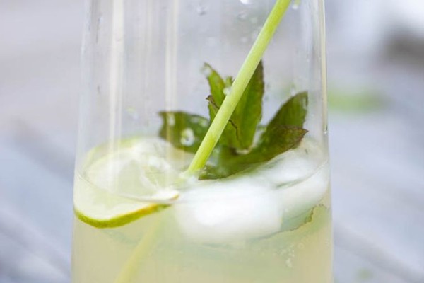 Gin, ginger beer, and elderflower fizz