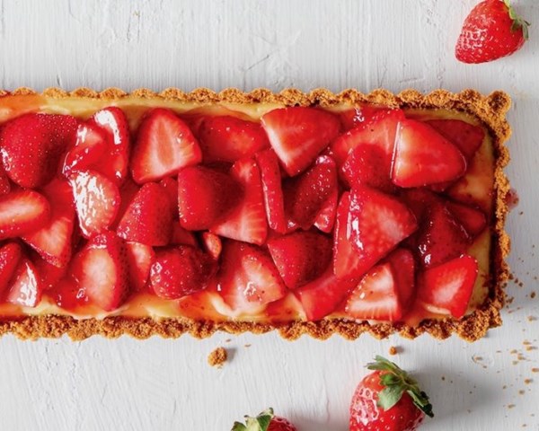 Gin-lemon tart with strawberries