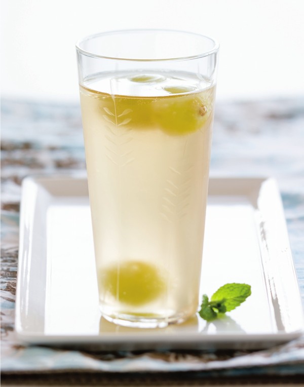 Ginger ale with frozen grapes
