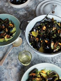 Ginger and garlic mussels with lime leaves