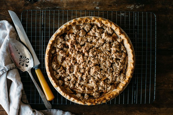 Ginger-apple crumble pie