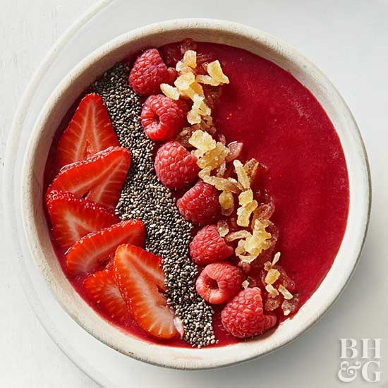 Ginger-berry smoothie bowl