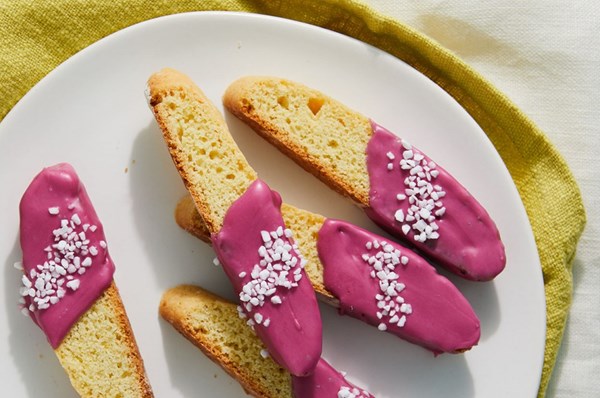 Ginger molasses cookies with blueberry filling