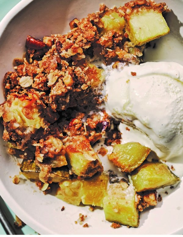 Ginger-pecan zucchini crisp