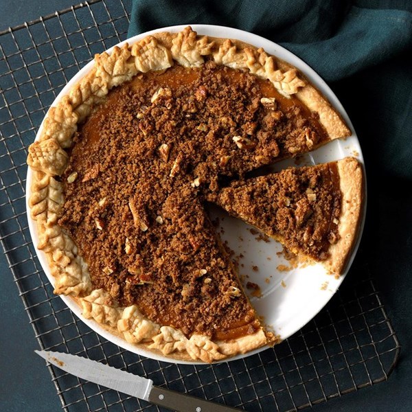 Ginger pumpkin pie with streusel