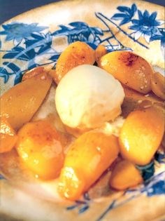 Ginger-sautéed pears with iced mascarpone