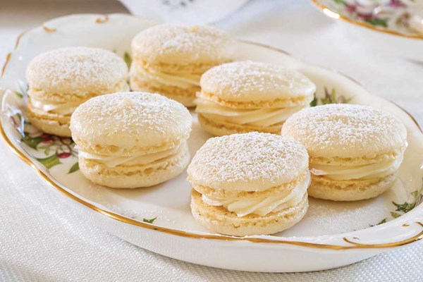 Ginger-white chocolate macarons