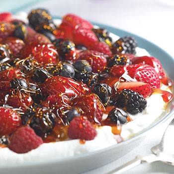 Ginger yogurt with berries and crunchy caramel