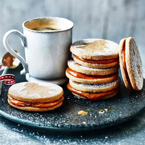 Gingerbread alfajores with dulce de leche