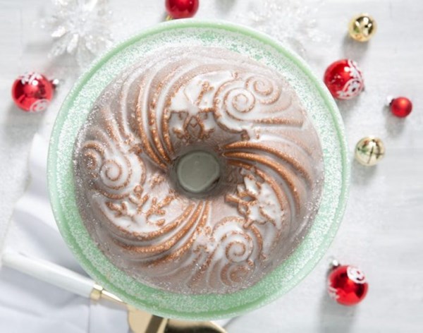 Gingerbread bundt [vanilla bean glaze]