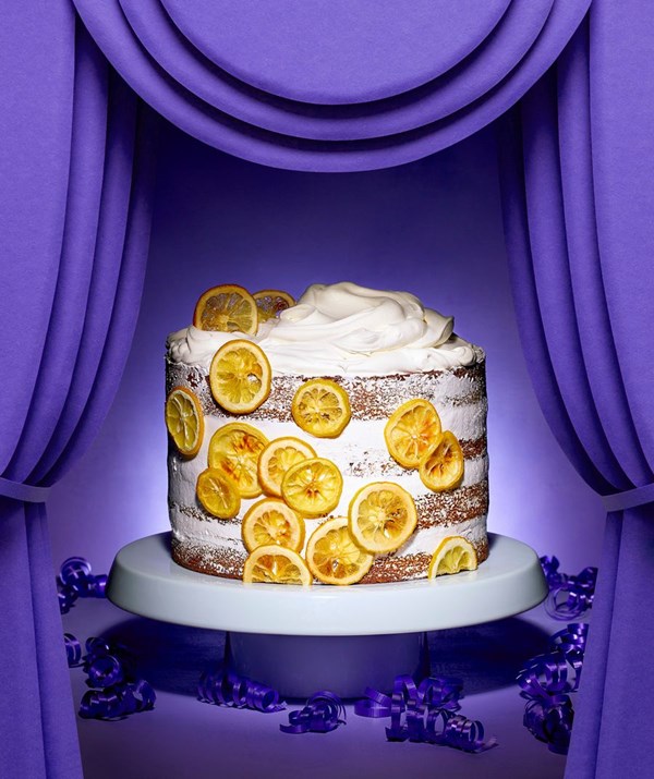 Gingerbread cake with lemon cream