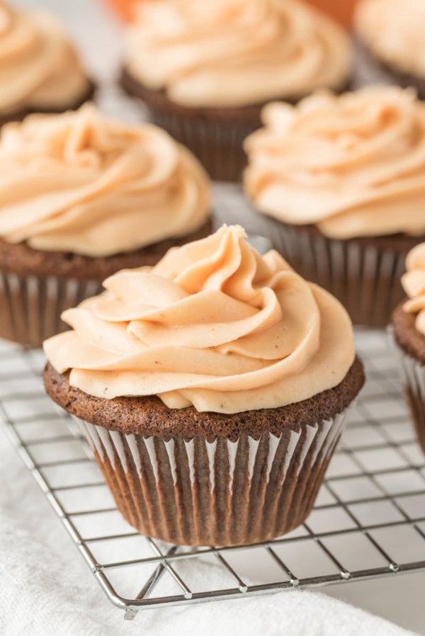 Gingerbread cupcakes with pumpkin frosting