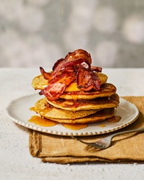 Gingerbread pancakes with bacon & maple syrup