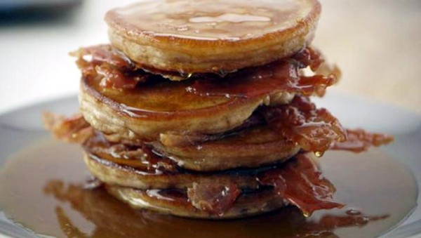 Gingerbread pancakes with Parma ham & maple syrup