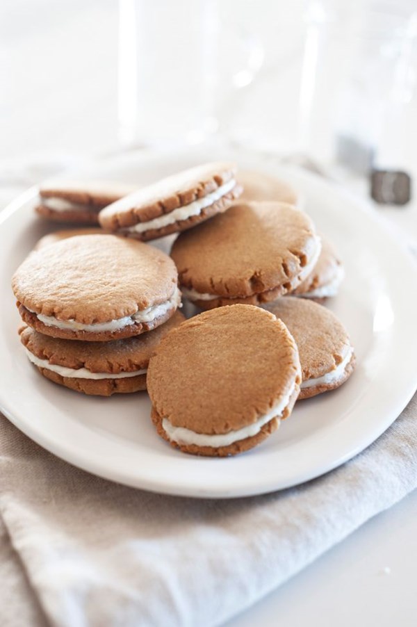 Gingerbread sandwich cookies with lemon filling