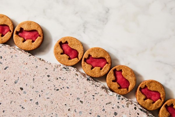 Gingerbread shortbread cookies with cranberry curd (Sparkle pigs)