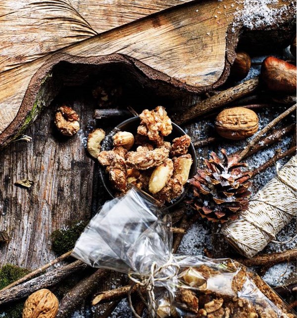 Gingerbread-spiced nuts