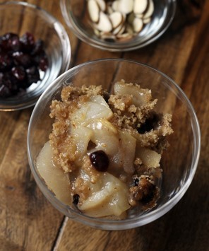 Gingered pear and cranberry crumble